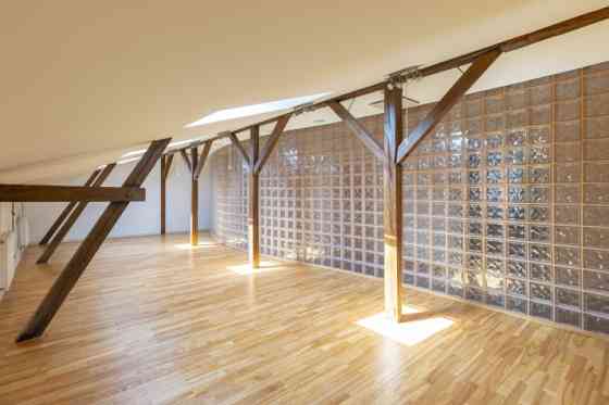 118 m2 jumta stāva birojs ar neparastiem arhitektūras elementiem  koka sijām un stikla bloku sienu;  Рига