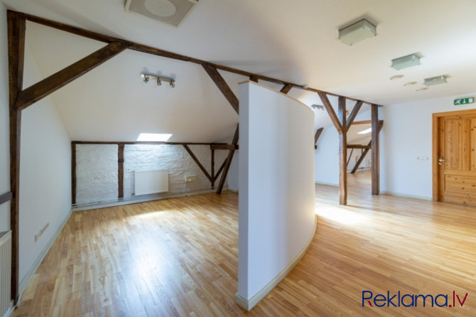 118 m2 jumta stāva birojs ar neparastiem arhitektūras elementiem  koka sijām un stikla bloku sienu;  Рига - изображение 1