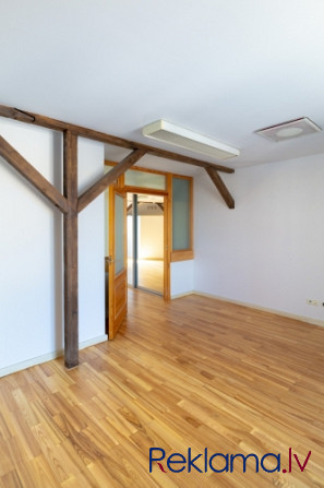 118 m2 jumta stāva birojs ar neparastiem arhitektūras elementiem  koka sijām un stikla bloku sienu;  Рига - изображение 9