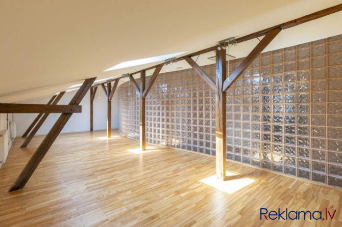 118 m2 jumta stāva birojs ar neparastiem arhitektūras elementiem  koka sijām un stikla bloku sienu;  Рига - изображение 2