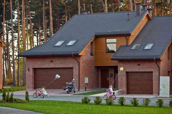 Предлагаем  качественный рядный дом в тихом месте.  Посёлок полностью огорожен и Rīgas rajons