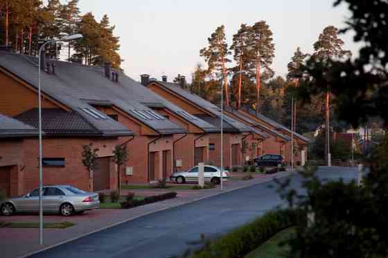 Предлагаем  качественный рядный дом в тихом месте.  Посёлок полностью огорожен и Rīgas rajons