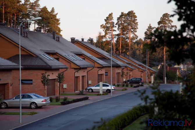 Tiek piedāvāta kvalitatīva rindu māja, klusā vietā. Ciemats ir pilnībā nožogots un Rīgas rajons - foto 7