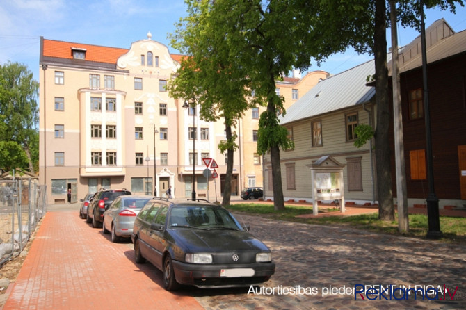 Tirdzniecības telpas renovētas mājas 1.stāvā  + Ielas pusē alumīnija vitrīnas ar Rīga - foto 1