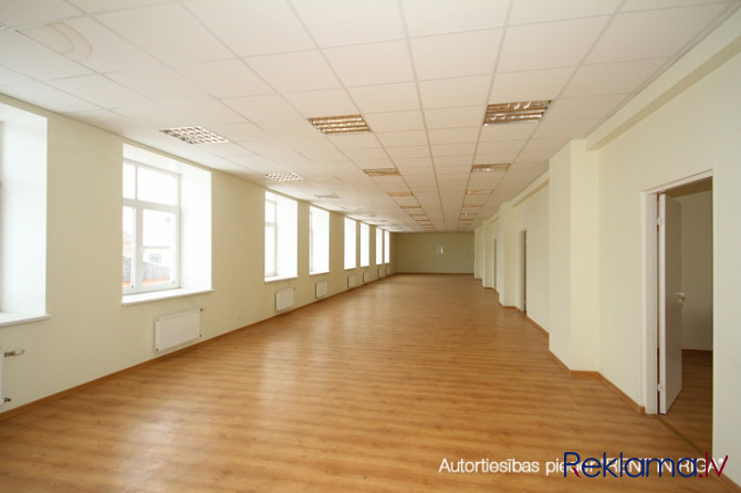 Pilnībā autonoms un gaišs birojs ar veiksmīgu plānojumu.  + Īpašums sastāv no plašas Rīga - foto 7
