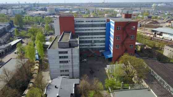 Производственный комплекс рядом с портом.  Вдоль территории проходит Rīga