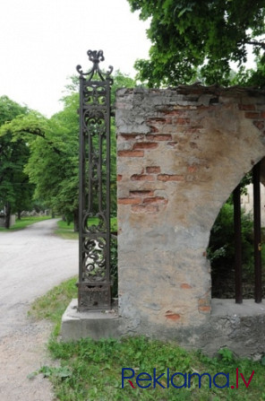 Lestenes muižas pils celta 19.gs. sākumā. Muižas mūra žoga kompleksa vārtos redzams dzelzs Tukums un Tukuma novads - foto 20