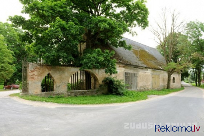 Lestenes muižas pils celta 19.gs. sākumā. Muižas mūra žoga kompleksa vārtos redzams dzelzs Tukums un Tukuma novads - foto 19