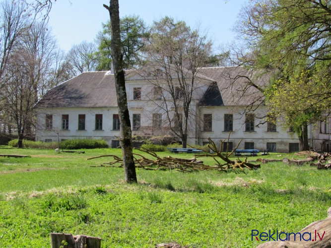 Lestenes muižas pils celta 19.gs. sākumā. Muižas mūra žoga kompleksa vārtos redzams dzelzs Tukums un Tukuma novads - foto 11