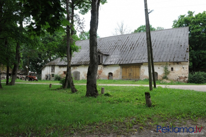 Lestenes muižas pils celta 19.gs. sākumā. Muižas mūra žoga kompleksa vārtos redzams dzelzs kaluma fr Тукумс и Тукумский край - изображение 16