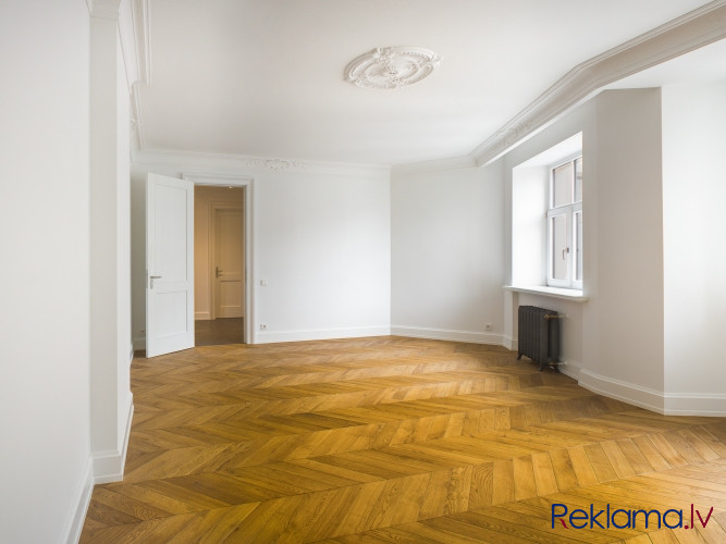 Rīgas centra Berga Bazāra rajonā pārdod 3-istabu dzīvokli ar ekskluzīvu remontu, kurā Rīga - foto 4