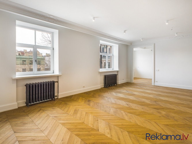 Rīgas centra Berga Bazāra rajonā pārdod 3-istabu dzīvokli ar ekskluzīvu remontu, kurā Rīga - foto 2