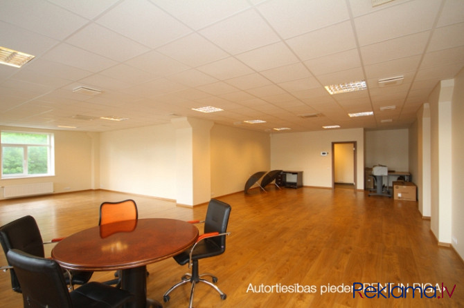 Gaišs birojs kvalitatīvi renovētā ēkā.  Taisnstūra formas birojs. Pie telpu ieejas durvīm Rīga - foto 5