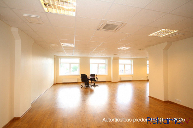 Gaišs birojs kvalitatīvi renovētā ēkā.  Taisnstūra formas birojs. Pie telpu ieejas durvīm ir kopliet Рига - изображение 2