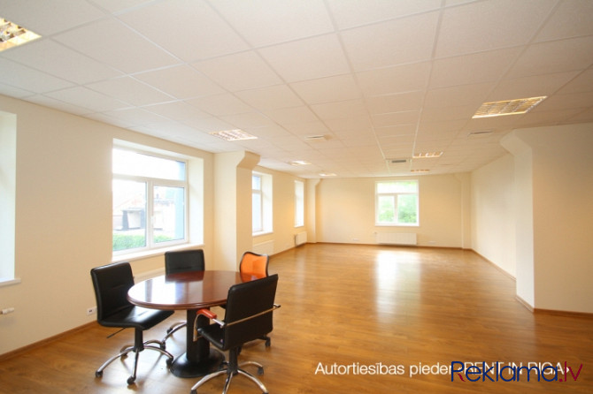 Gaišs birojs kvalitatīvi renovētā ēkā.  Taisnstūra formas birojs. Pie telpu ieejas durvīm Rīga - foto 1