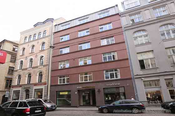 Birojs renovētā ēkā Vecrīgā.  + 4. stāvs. + Platība sastāv no atvērta tipa telpas, diviem kabinetiem Rīga