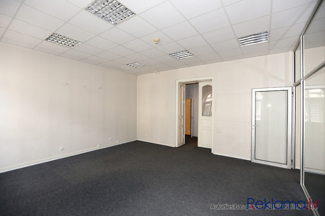 Biroja telpas renovētā ēkā pilsētas centrā  + 2 plašas darba telpas, 2 nelielas Rīga - foto 2
