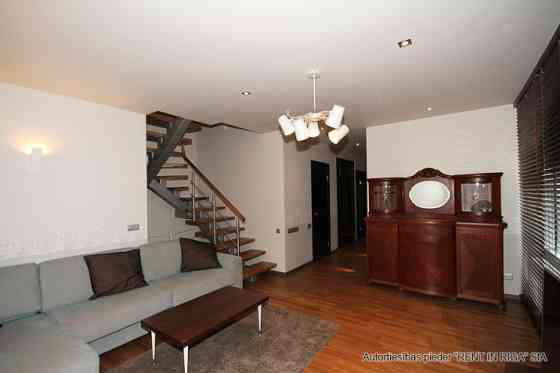 На аренду предлагается трехэтажная 4-комнатная квартира в Тихом центре Риги. Рига