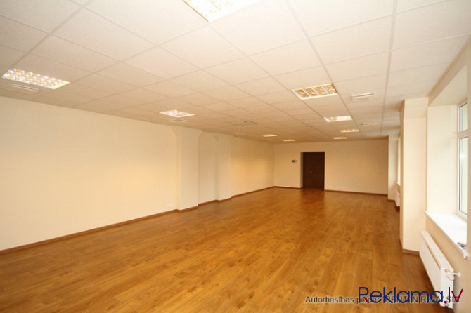 Gaišs birojs kvalitatīvi renovētā ēkā.  Taisnstūra formas birojs. Pie telpu ieejas durvīm Rīga - foto 7