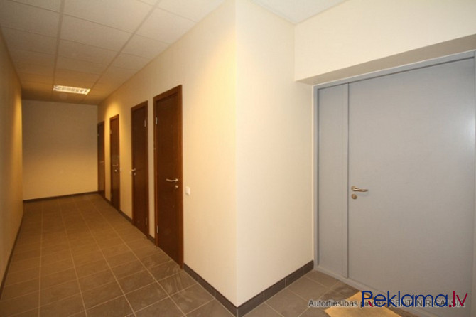 Gaišs birojs kvalitatīvi renovētā ēkā.  Taisnstūra formas birojs. Pie telpu ieejas durvīm Rīga - foto 9