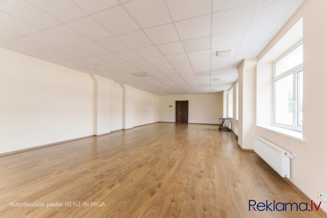 Gaišs birojs kvalitatīvi renovētā ēkā.  Taisnstūra formas birojs. Pie telpu ieejas durvīm Rīga - foto 12