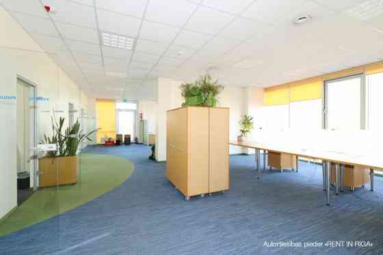 Birojs t/c "Spice" rajonā.  + 3. stāvs + Platība sastāv no atvērtas telpas, 4 kabinetiem, wc un virt Rīga