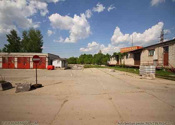 Iežogota teritorija ar dzelzceļa atzaru.   Piedāvājam nomai laukumu 1 000 m2, izklāts ar betona plāk Rīga