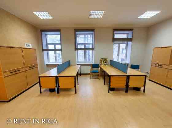 Сдаётся полностью меблированный офис с эксклюзивной отделкой в центре города. Rīga