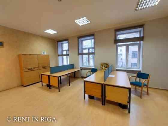 Сдаётся полностью меблированный офис с эксклюзивной отделкой в центре города. Rīga