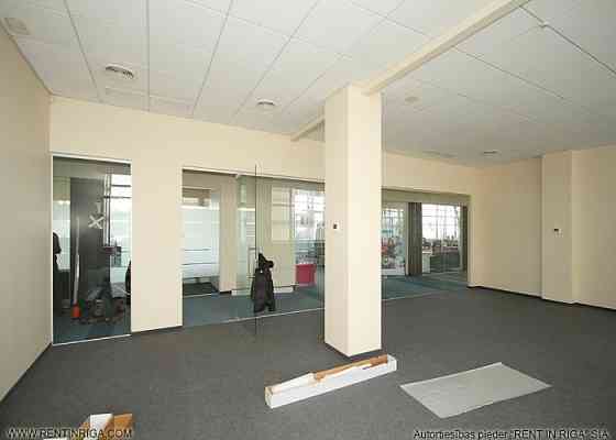 Iznomā biroja telpas renovētā biroju ēkā Pļavniekos.  + 2. stāvs. + Platība sastāv no atvērtas telpa Рига