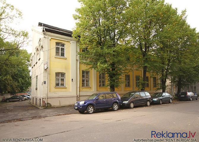 Atsevišķi stāvoša 3 stāvu ēku Centrā. Pēc renovācijas pieejama 6-8 mēnešu laikā.   + Rīga - foto 2