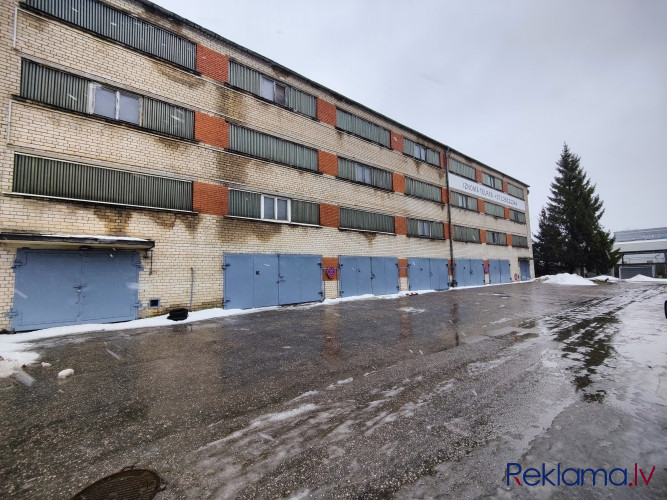 Neapkurināmas noliktavu telpas centrā, Sporta ielā.  Līdzena betona grīda. Plaši vārti. Rīga - foto 16