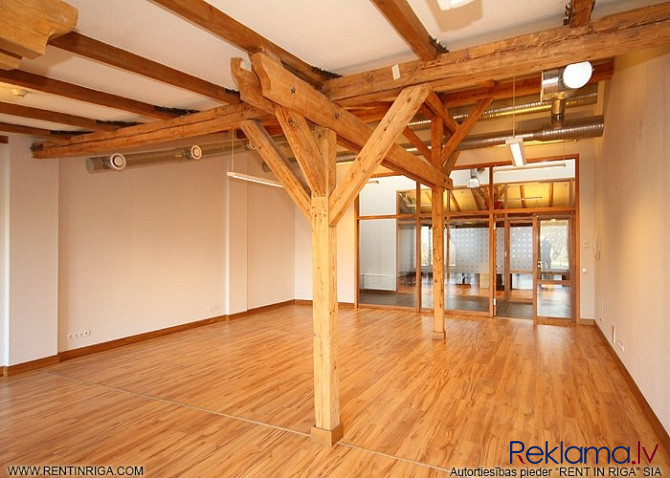 Iznomā modernu biroju ar saglabātu koka bēniņu arhitektūru. Tā plānojums ir viena atvērta Rīga - foto 2