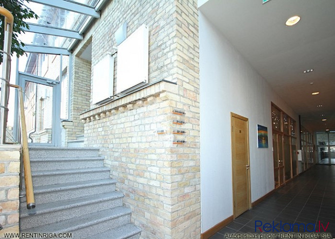 Iznomā modernu biroju ar saglabātu koka bēniņu arhitektūru. Tā plānojums ir viena atvērta Rīga - foto 4