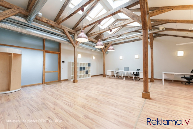 Iznomā modernu biroju ar saglabātu koka bēniņu arhitektūru. Tā plānojums ir viena atvērta tipa telpa Рига - изображение 15