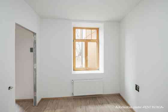 3- istabu dzīvoklis renovētā projektā- Jersikas ielā 21.   Līdz detaļām pārdomātais dzīvokļa plānoju Rīga