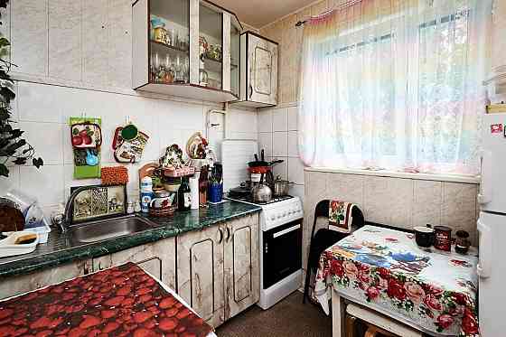 Pārdod siltu 2- istabu dzīvokli ar balkonu, kas atrodas mājas vidū.
Dzīvokļa raksturojums: virtuve,  Rīga