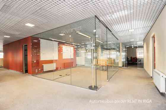 Biroja telpas ērti sasniedzamā vietā ar bezmaksas stāvlaukumu.  + Moderns birojs, ar stikla sienām,  Рига