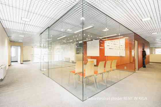 Biroja telpas ērti sasniedzamā vietā ar bezmaksas stāvlaukumu.  + Moderns birojs, ar stikla sienām,  Rīga