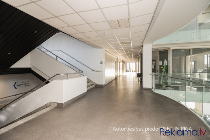 Kapitāli renovētas auto salona ēkas 3. stāvā iznomājam biroja telpas.  Nomas maksa 6 EUR/m2. Rīga - foto 9