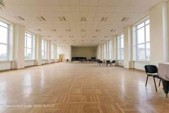 Сдается большой актовый зал.  Свежеотремонтированный светлый зал с сценой и Rīga
