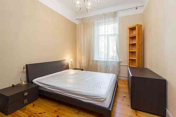Tiek pārdots pilnībā aprīkots un mēbelēts dzīvoklis augstajā beletāžas stāvā Centrā uz Bruņinieku ie Rīga
