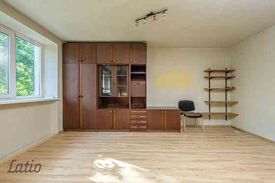 Pārdod  studio tipa dzīvokli.  Ekonomiska kamīna apkure, nelieli komunālie maksājumi-vidēji 25 eiro, Rīga