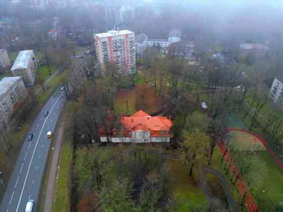 Продаётся Стразду манор с парком.  В деревянном двухэтажном здании с подвалом Rīga