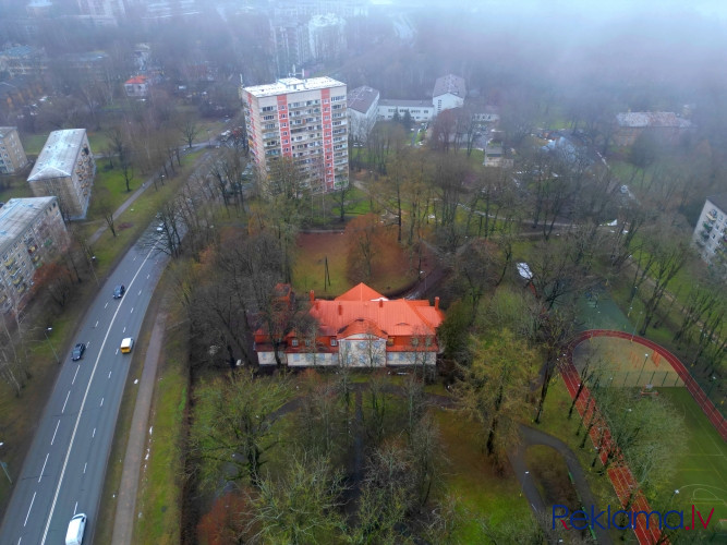 Pārdod Strazdu muižu ar parku.  Koka 2 stāvu ēkā ar pagrabu kādreiz atradās bibliotēka, bet Rīga - foto 9