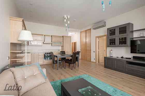 Ilgtermiņa īrei moderns un plašs dzīvoklis jaunajā projektā. Dzīvoklī ir plaša dzīvojamā istaba ar v Jūrmala