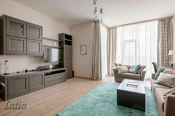 Ilgtermiņa īrei moderns un plašs dzīvoklis jaunajā projektā. Dzīvoklī ir plaša dzīvojamā istaba ar v Jūrmala