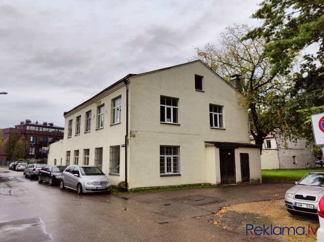Administratīva 2 stāvu ēka ar zemi Teikas centrā.  Celta 1930.gadā, ķieģeļu sienas, koka Rīga - foto 2