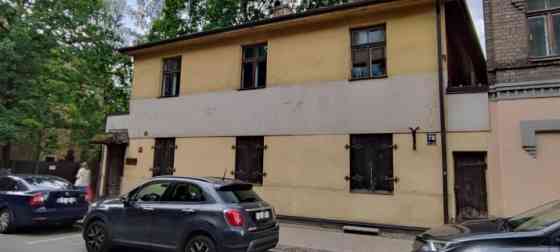 Продается 3-х комнатная квартира с дровяным отоплением. Высокие потолки, две Rīga