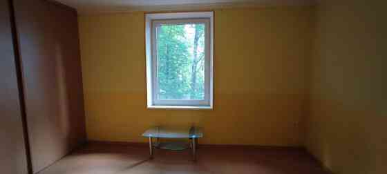 Продается 3-х комнатная квартира с дровяным отоплением. Высокие потолки, две Rīga